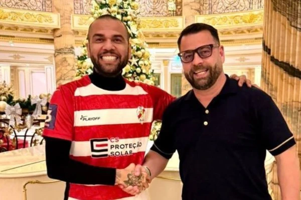 Daniel Alves posando para foto ao ser anunciado como investidor do Sporting Clube São João de Ver
