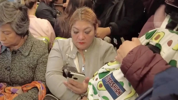 Entre aluguel mais barato e emprego melhor pago, ela troca de ônibus, teleférico e metrô, e chega em casa tarde, com pouco tempo para dormir. 