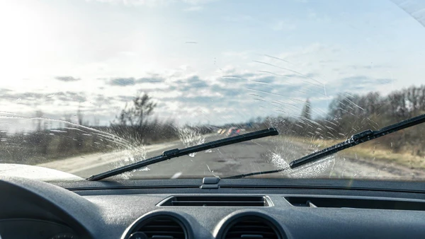 Itens comuns no vidro frontal podem comprometer a direção