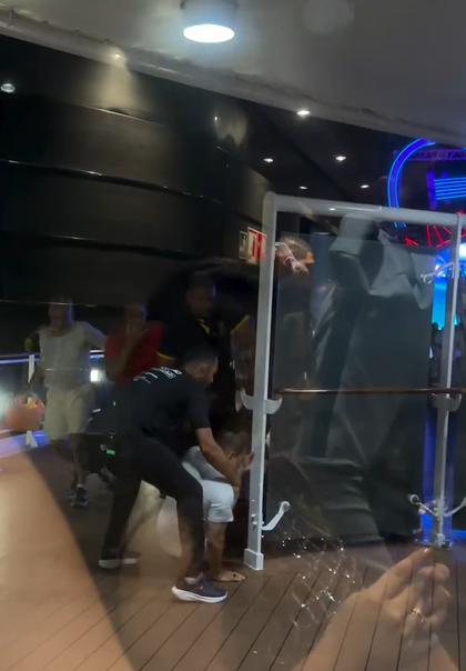 Passageiros vivem momento de pânico em cruzeiro durante tempestade por Reprodução