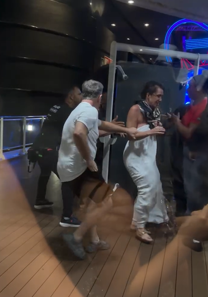 Passageiros vivem momento de pânico em cruzeiro durante tempestade por Reprodução
