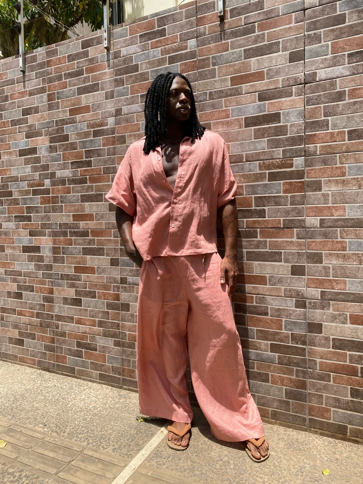 Patrick Fortuna é o outro nome por trás da AMM e mostra como uma produção monocromática é uma escolha de efeito