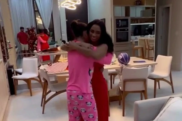 Rayssa Leal abraçando a mãe após receber a notícia que vai ganhar mais um irmão por Reprodução/Redes sociais