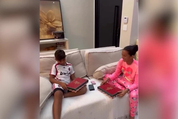 Rayssa Leal e o irmão Arthur descobrindo que vão ganhar mais um irmão por Reprodução/Redes sociais