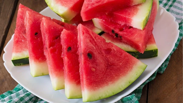 Rica em água e nutrientes, a melancia influencia funções do corpo que vão além da hidratação
