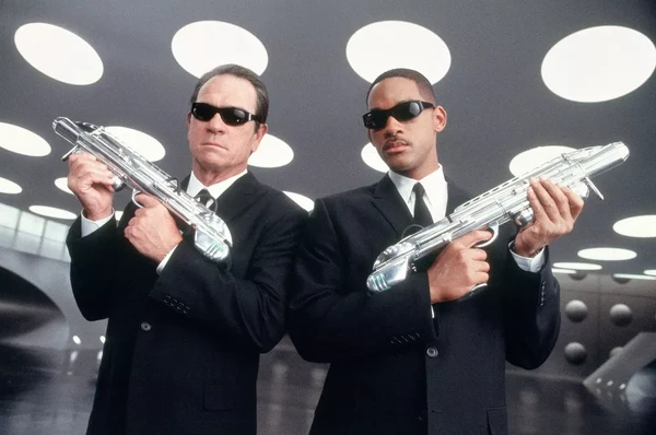 Tommy Lee Jones e Will Smith em 'MIB: Homens de Preto' por Divulgação