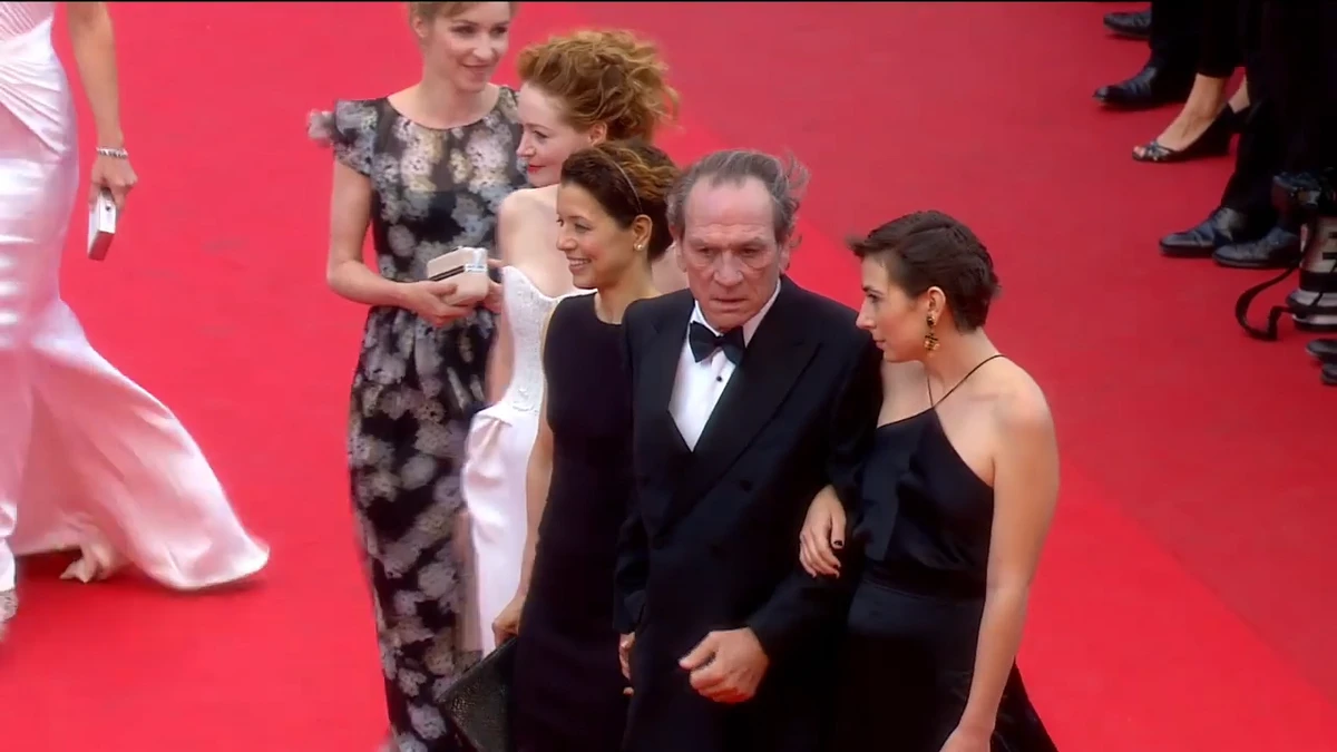 Victoria Jones ao lado do pai, Tommy Lee Jones, no tapete vermelho do Festival de Cannes 2014 por YouTube/Festival de Cannes