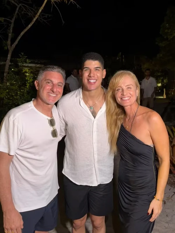 Angélica curtiu o réveillon em Trancoso por Reprodução