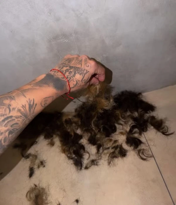 O sertanejo exibiu o novo visual acompanhado de uma foto simbólica: uma grande quantidade de cabelo espalhados pelo chão, deixando claro que a transformação foi real por Reprodução/Redes Sociais 