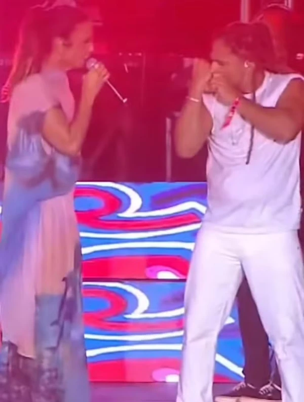 Ivete Sangalo dá 'cantada' em intérprete de Libras durante show por Reprodução/Redes Sociais 