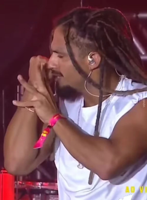 Ivete Sangalo dá 'cantada' em intérprete de Libras durante show por Reprodução/Redes Sociais 