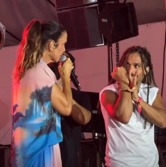 Ivete Sangalo dá 'cantada' em intérprete de Libras durante show por Reprodução/Redes Sociais