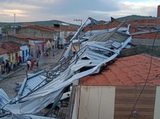 Imagem - Chuva e ventos fortes derrubam muros, destelham prédio e alagam rua em cidade da Bahia