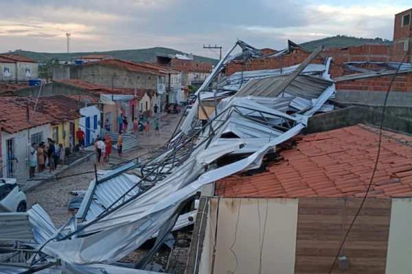 A casa de uma mulher ficou destelhada