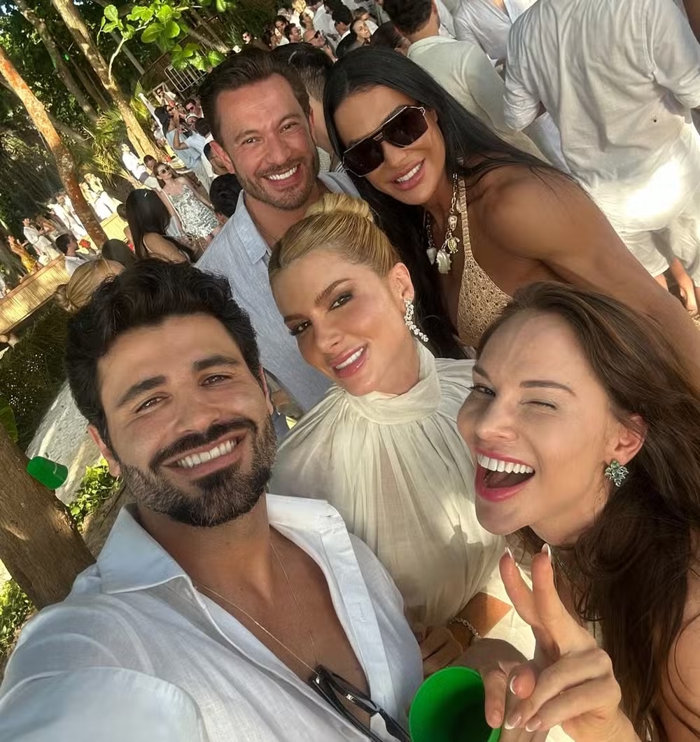 Gracyanne Barbosa e loiro misterioso na Bahia por Reprodução