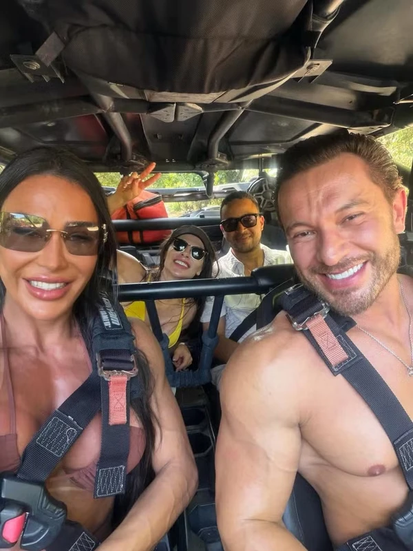 Gracyanne Barbosa e loiro misterioso na Bahia por Reprodução