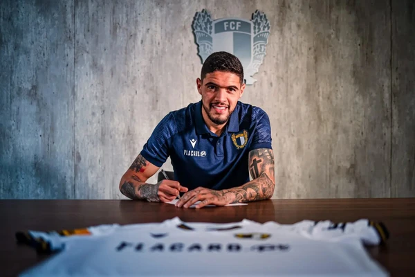 Riccieli é o novo zagueiro do Vitória por Divulgação