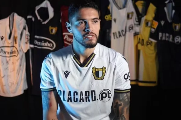 Riccieli é o novo zagueiro do Vitória por Divulgação