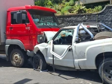 Imagem - Batida frontal na Orla deixa dois feridos presos às ferragens em Ondina