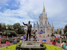 Imagem - Disney abandona linguagem neutra e causa polêmica ao voltar a usar 'senhoras e senhores' em parques