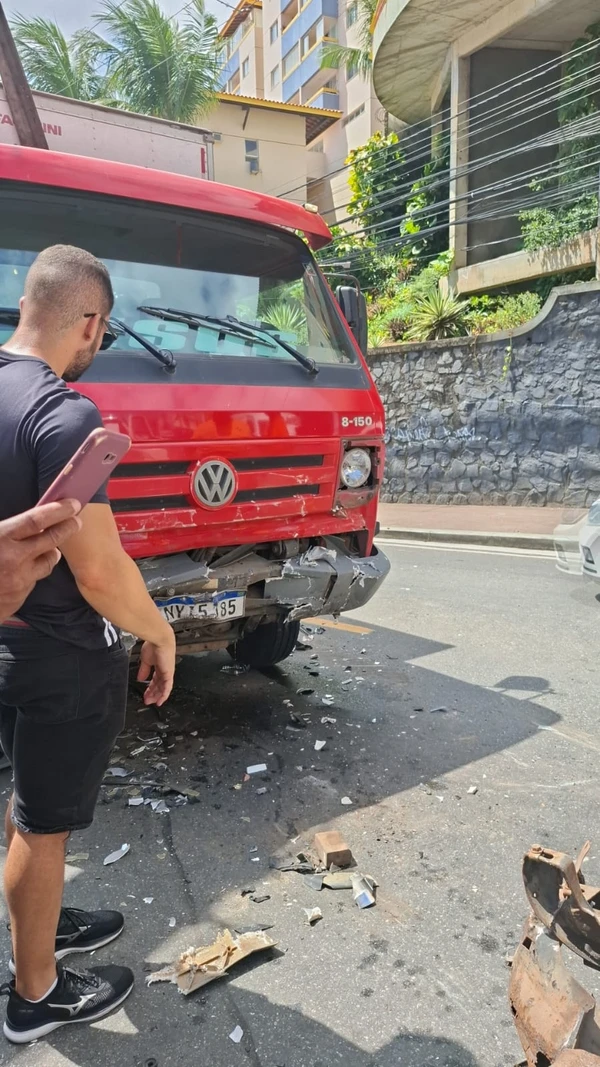 Batida envolveu caminhão por Nauan Sacramento/CORREIO