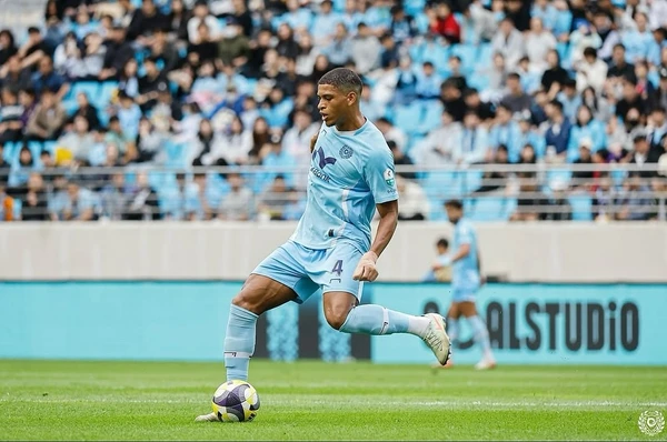 Caio Marcelo em ação pelo Daegu por Reprodução/Instagram 