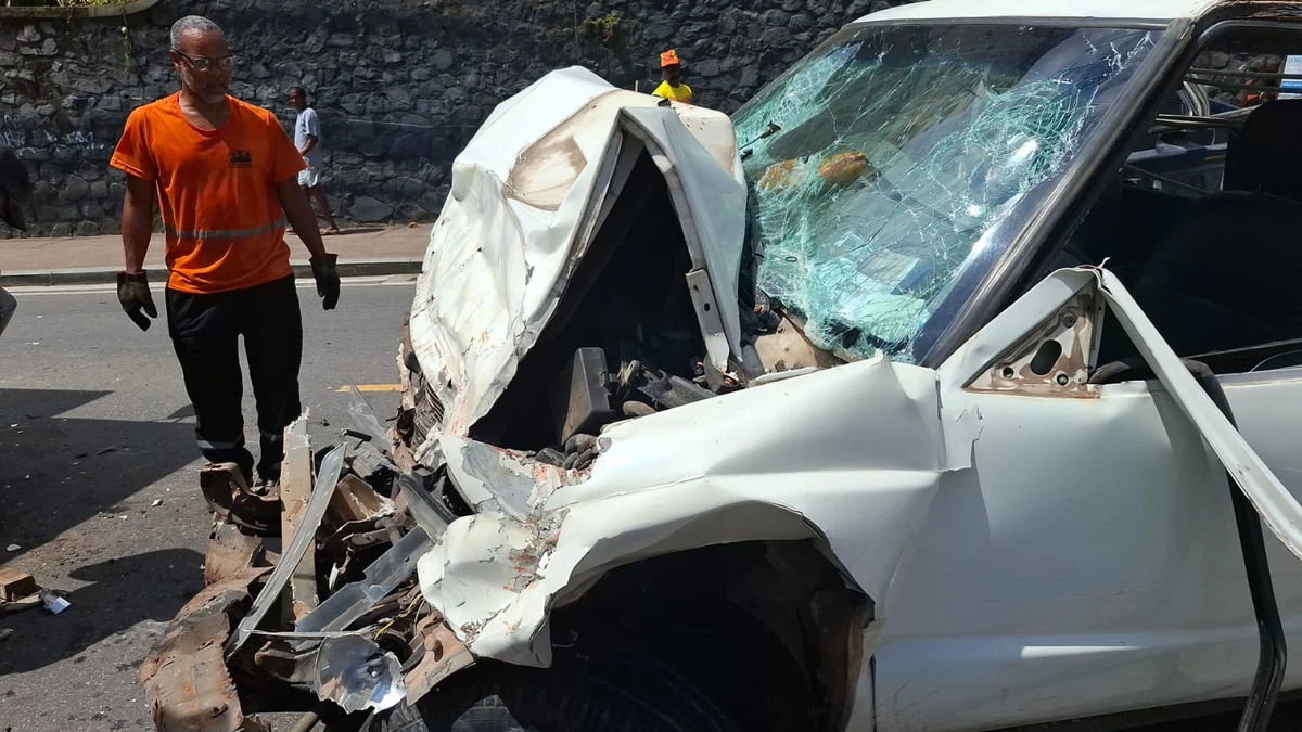 Carro ficou destruído por Nauan Sacramento/CORREIO