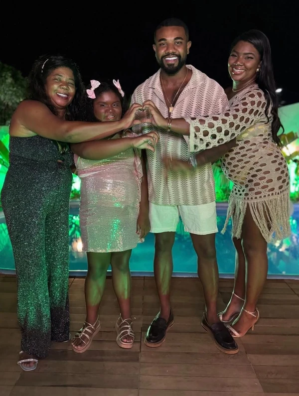 Davi Brito com as duas irmãs e a mãe em foto de ano novo  por Reprodução/Redes Sociais 
