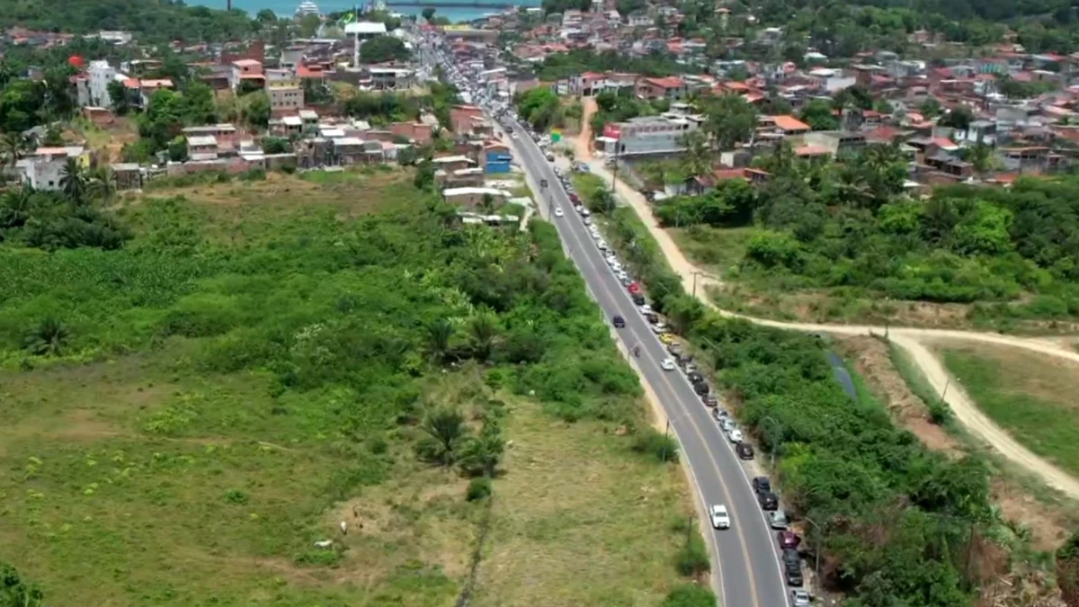 Fila do ferry-boat na Ilha de Itaparica