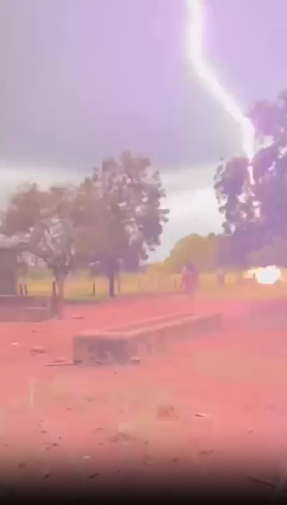 Homem quase é atingido por raio no interior da Bahia por Reprodução