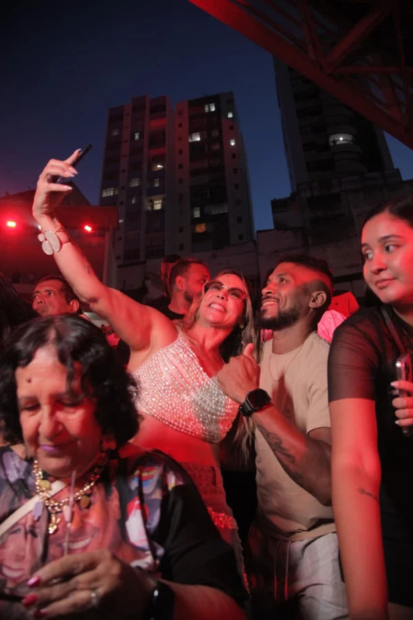 Melhor Segunda-Feira do Mundo, com Xanddy Harmonia por Sora Maia