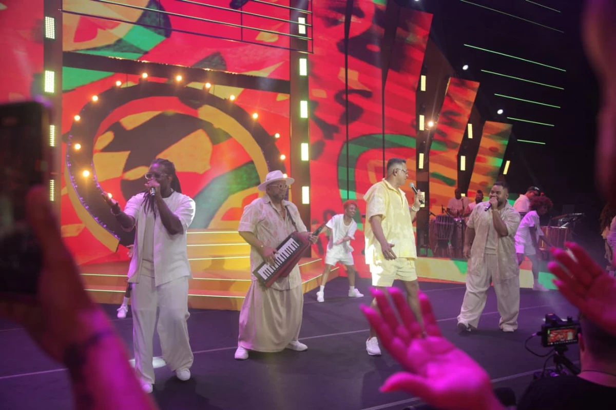 Melhor Segunda-Feira do Mundo, com Xanddy Harmonia por Sora Maia