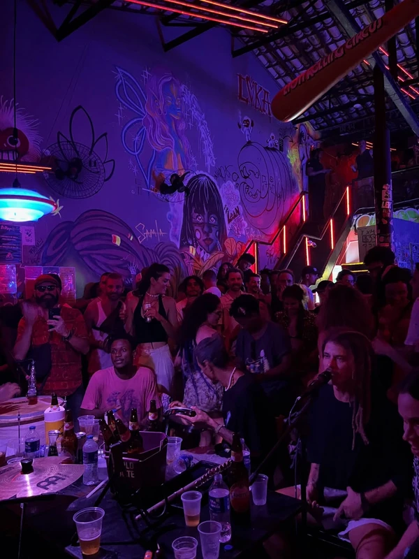 O Samba da Só Shape é um dos encontros mais animados do verão em Salvador, reunindo um público jovem e diverso em uma roda marcada por energia alta, dança e samba de raiz. Acontece às segundas, com entrada gratuita.  por Reprodução/Instagram 