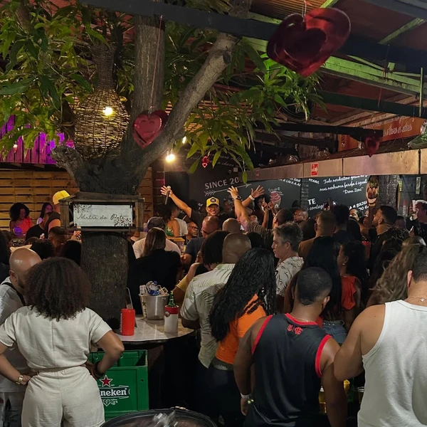 O Água de Pote Bar, em Itapuã, é um refúgio boêmio de Salvador onde a simplicidade, samba e  cerveja gelada se encontram à beira-mar, celebrando o clima leve e autêntico do bairro. O espaço tem programação ao sábados, domingos e feriados. por Reprodução/Instagram 