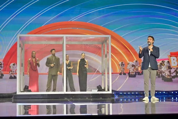 Tadeu Schmidt no anúncio de novidades sobre as Casas de Vidro do BBB 26