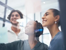 Imagem - Além das palavras: os cinco hábitos que transmitem confiança e aceleram a carreira em 2026