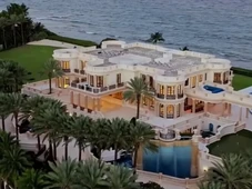 Imagem - Como é a mansão de Cristiano Ronaldo, que tem praia interna e itens do banheiro em ouro maciço