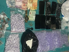 Imagem - Bandidos invadem casa em Paripe, fazem adolescente de 16 anos refém e transmitem crime em live