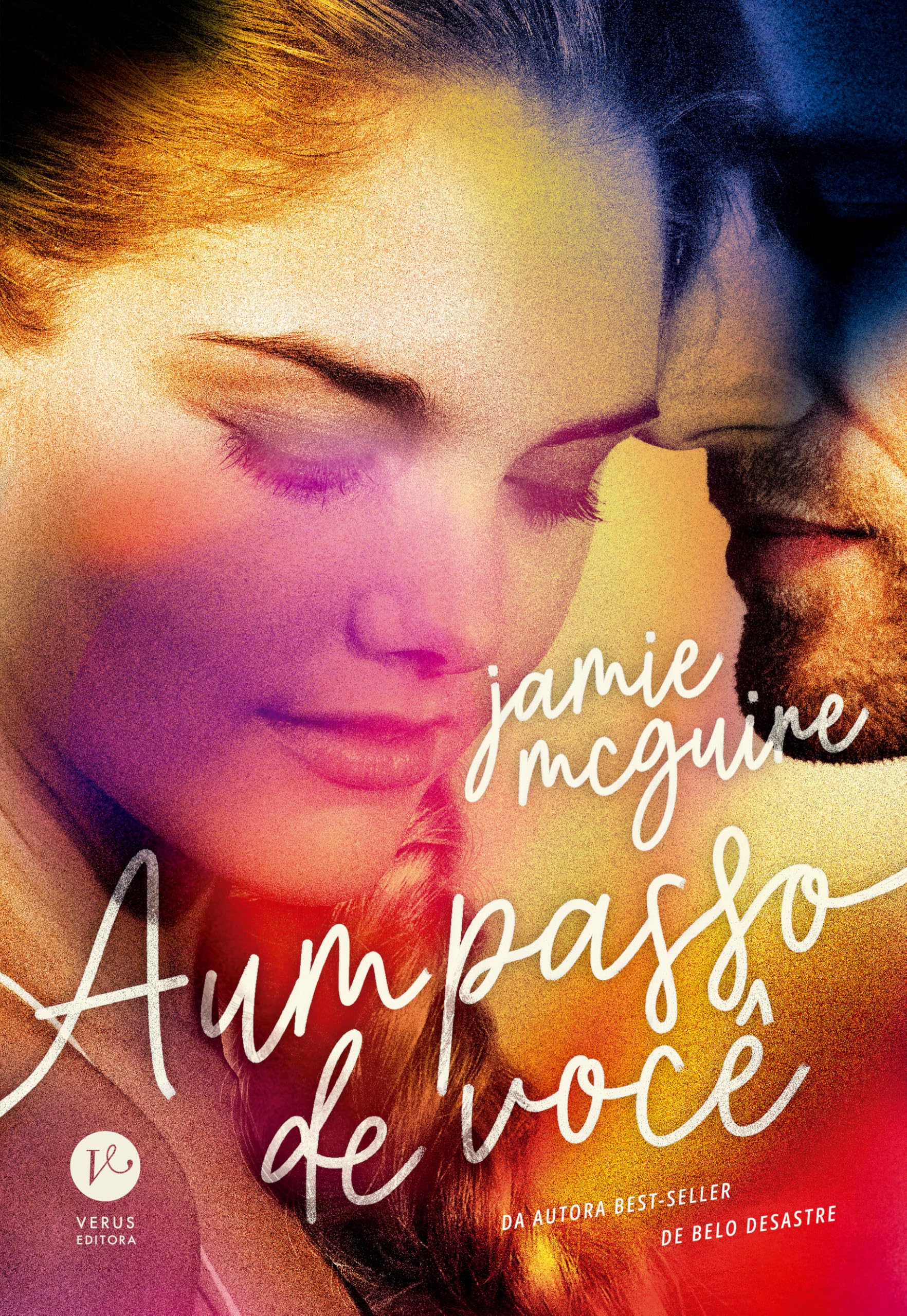 A um passo de você, de Jamie McGuire (Verus). Darby Dixon estava prestes a dizer “sim” a um casamento que poderia custar sua liberdade ― e talvez até sua vida. Ao descobrir que está grávida no dia da cerimônia, ela toma uma decisão corajosa, mas muito difícil: fugir. Sozinha e de coração partido, Darby recomeça sua vida em Colorado Springs sob uma nova identidade. Lançado em 2 de janeiro. por Reprodução