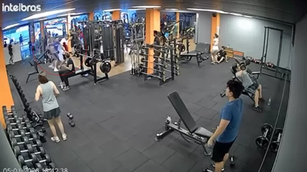 David entrou na academia pedindo socorro e foi surpreendido por Lucas, que desferiu a quinta facada no local por Reprodução