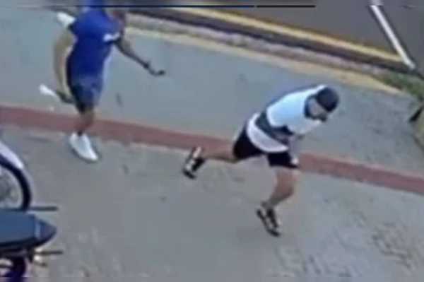 David ainda tenta correr em busca de socorro, mas é perseguido por Lucas por Reprodução