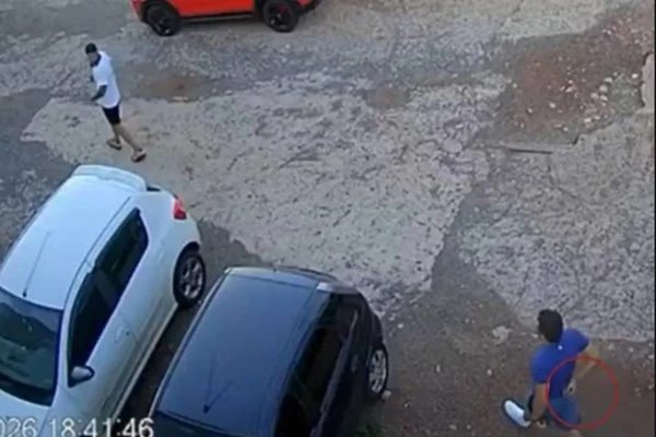 Lucas (de camisa azul) ficou aguardando David sair da academia no estacionamento por Reprodução