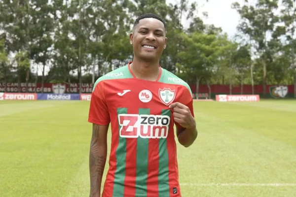 Caio Roque com a camisa da Portuguesa por Divulgação