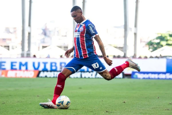 Caio Roque com a camisa do Bahia por Letícia Martins/EC Bahia