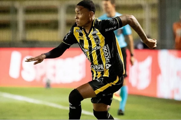 Caio Roque com a camisa do Volta Rendonda por Divulgção