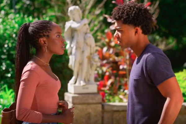 Leo (Clara Moneke) e Samuel (Juan Paiva)