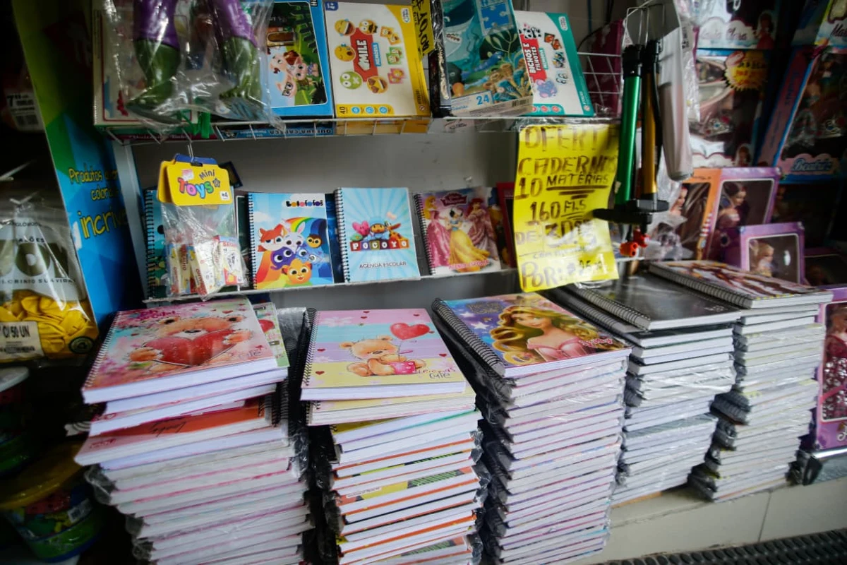 Materiais escolares em Salvador por Arisson Marinho/CORREIO