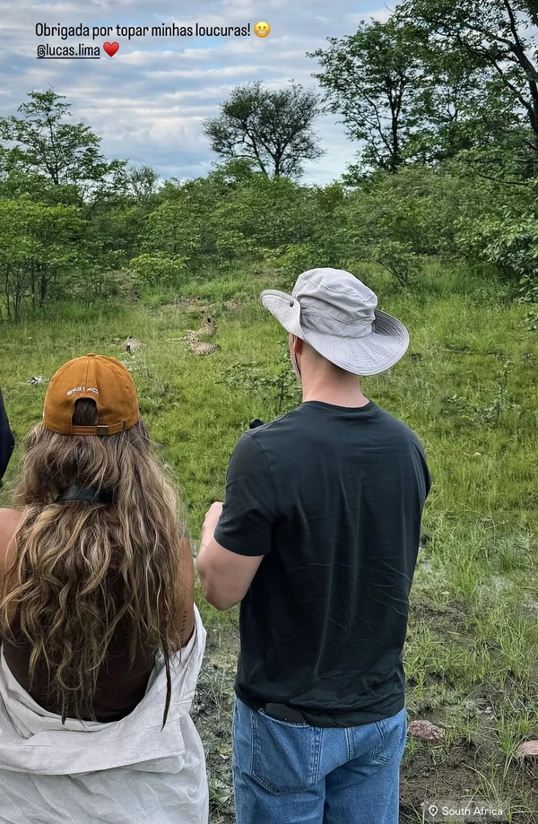 Em um dos cliques, os dois surgem juntos, de costas, acompanhados da legenda escrita por Nina: "obrigada por topar minhas loucuras" por Reprodução/Redes Sociais 