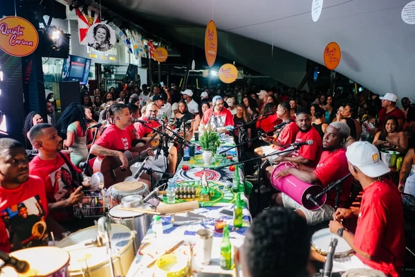 A Quinta Carioca é um samba tradicional de Salvador que acontece às quintas-feiras, reunindo um público fiel em torno de rodas animadas, repertório de clássicos do samba e clima de confraternização. A próxima edição ocorre nesta quinta-feira (8), às 19h, no Espetto Baiano/Jurerê Bar, com ingressos de R$ 30 (primeiro lote). por @sobralmedia/Quinta Carioca