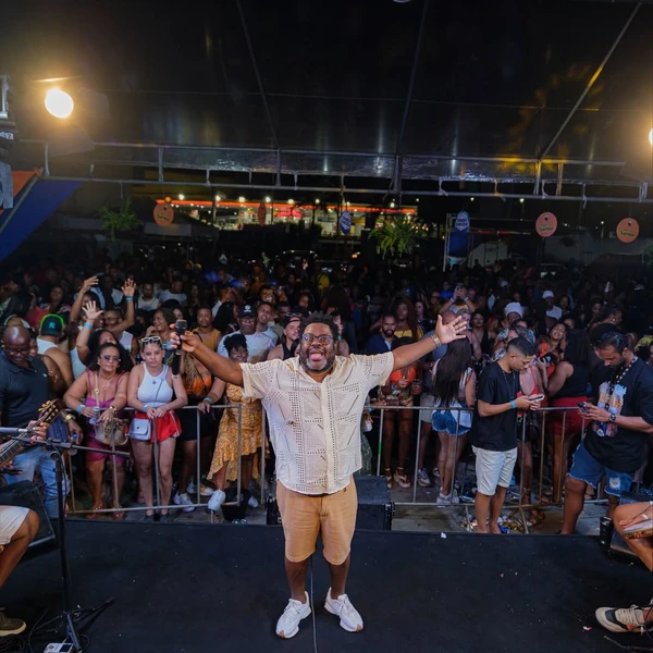 O Samba do Saboeiro é um encontro tradicional de Salvador que reúne sambistas e público em uma roda marcada pela simplicidade, pelo samba de raiz e pelo clima comunitário. A próxima edição ocorre no dia 18 de janeiro, às 12h, no Shopping Bela Vista, com ingressos a partir de R$ 40.  por Divulgação